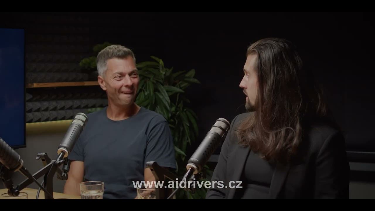 Dalibor Mráz a Michal Bočvarov ve studiu pořadu Napřímo s AI